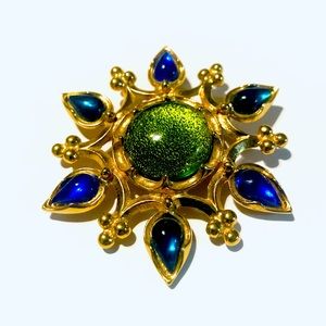 Vintage 80’s, regal, lucite medallion broach pin